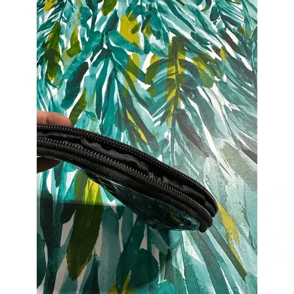 Small Black Shiny Makeup bag - Picture 4 of 7